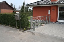 Dana House hegn og postkasse udført i rustfrit stål (Klik for at se stor version)